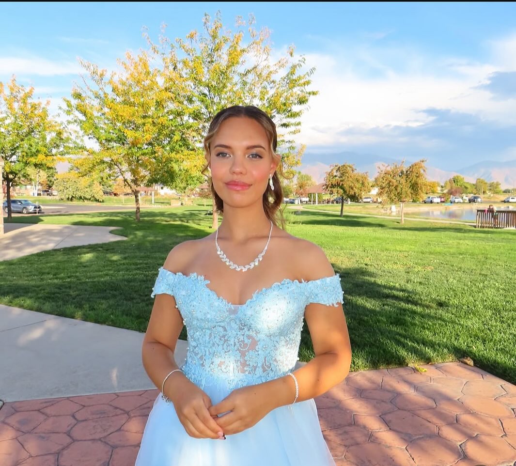 Homecoming makeup with rosy cheeks and glossy lip in a Utah park by MakeupByGen